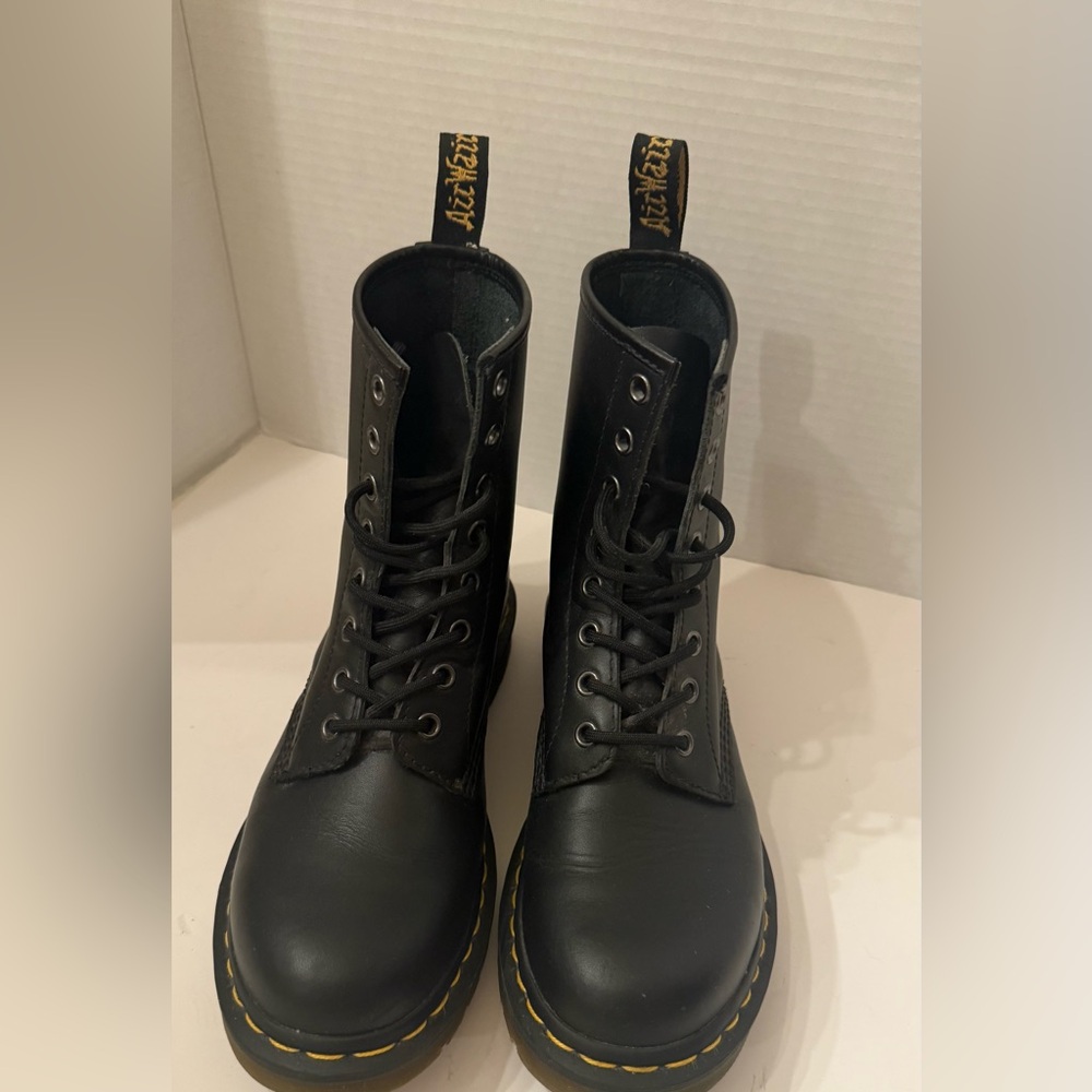 Dr. Martens Boots 1460 Black Leather The Original DOCS combat boots size 8 EUC
